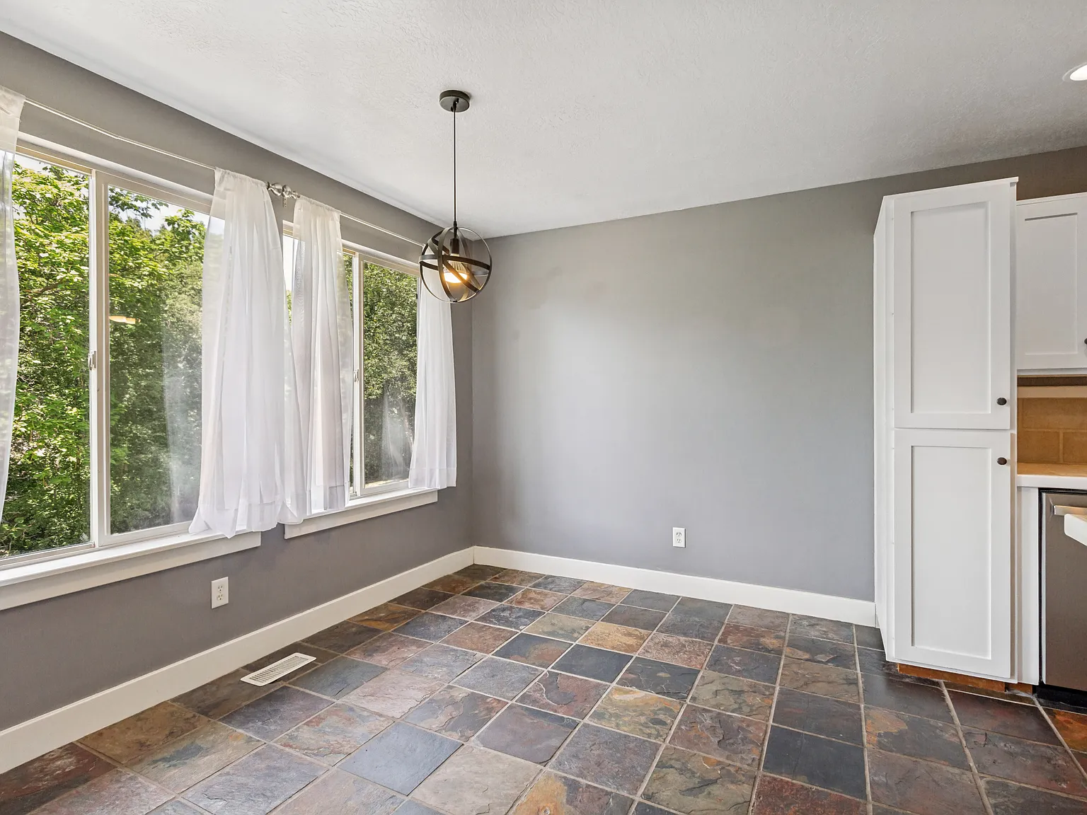 3 bed, 2.5 bath, 1995 sqft, $2,200 — Photo 4