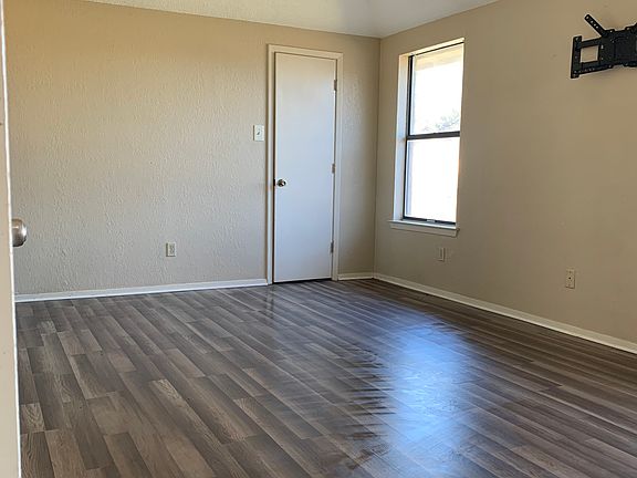 3rd image of 606 Heritage Trl