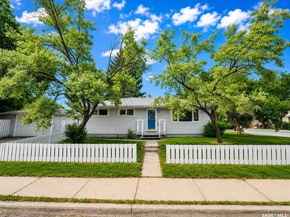 1410 4th AVENUE N, Regina, SK S4R 0T1