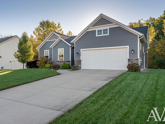 3rd image of 2238 Glenn Canyon Dr SE