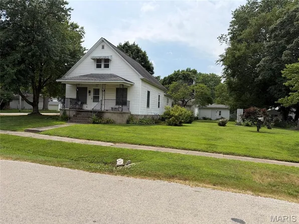 526 Sanford Ave, Nokomis, IL 62075