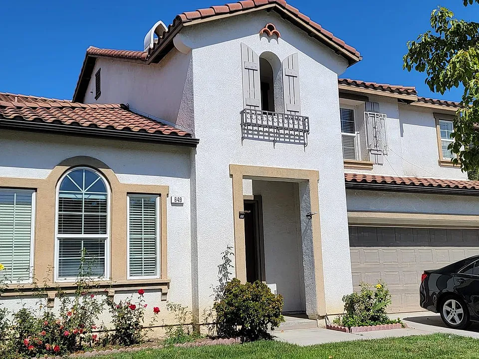 649 Lazaro Ln