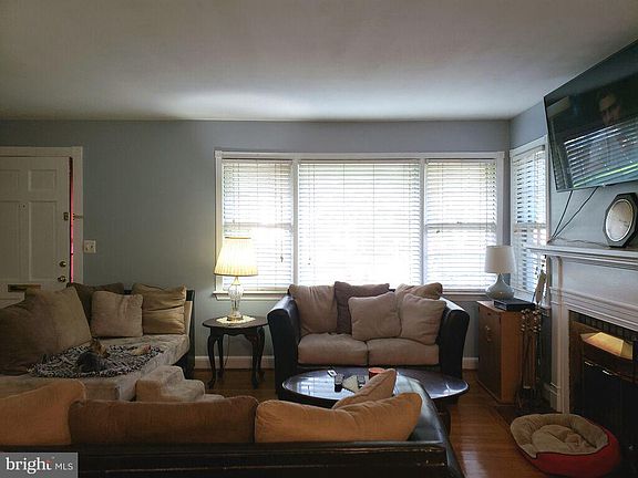 4th image of 4827 Stillwell Ave
