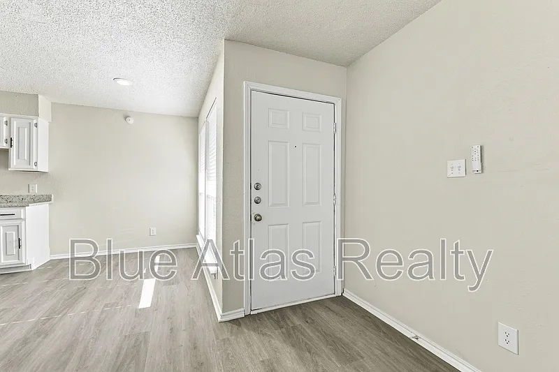3 bed, 2.0 bath, 1030 sqft, $1,350 — Photo 2