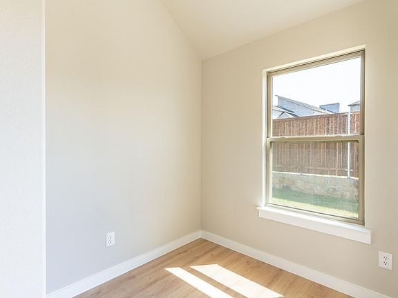 4th image of 114 Sweetbriar Rd
