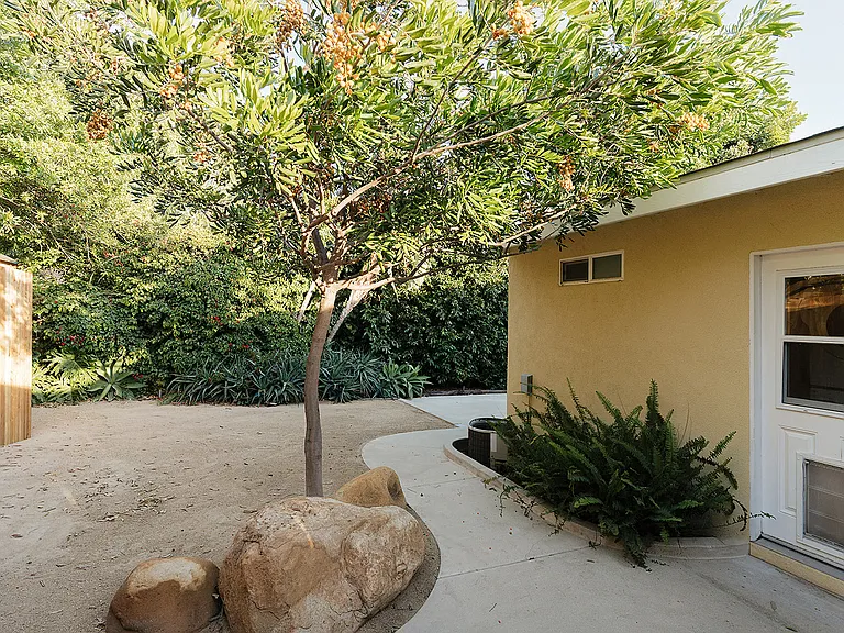 2841 Los Feliz Dr — Photo 23