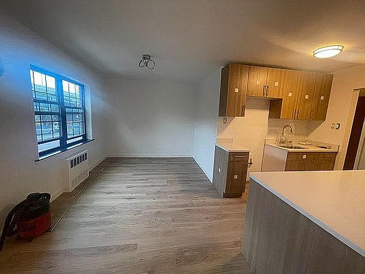 3rd image of 25-10 Hoyt Ave S #3