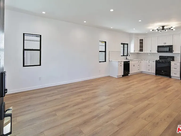 820 N Genesee Ave — Photo 2