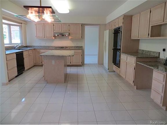 3rd image of 1880 Rolling Woods Dr