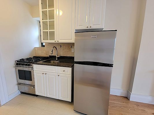 3rd image of 309 E 37th St APT 4A