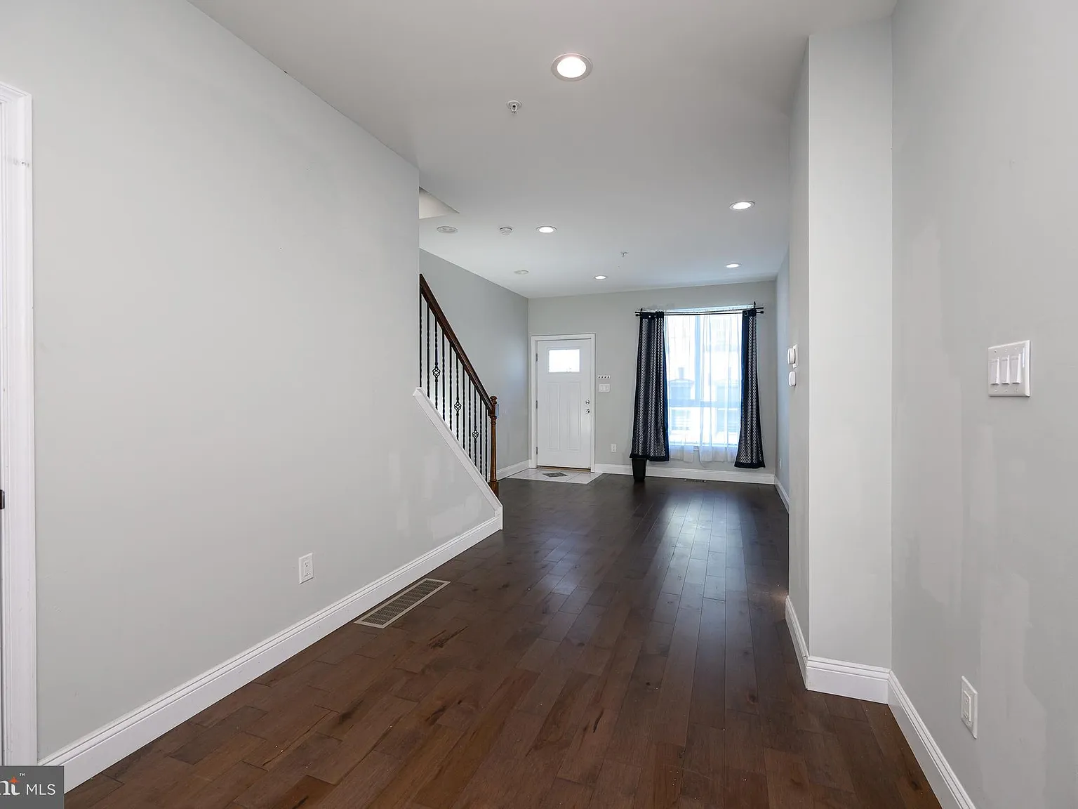 3 bed, 2.5 bath, 2039 sqft, $2,200 — Photo 4