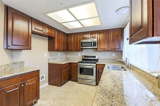 820 N Justin Pl — Photo 6