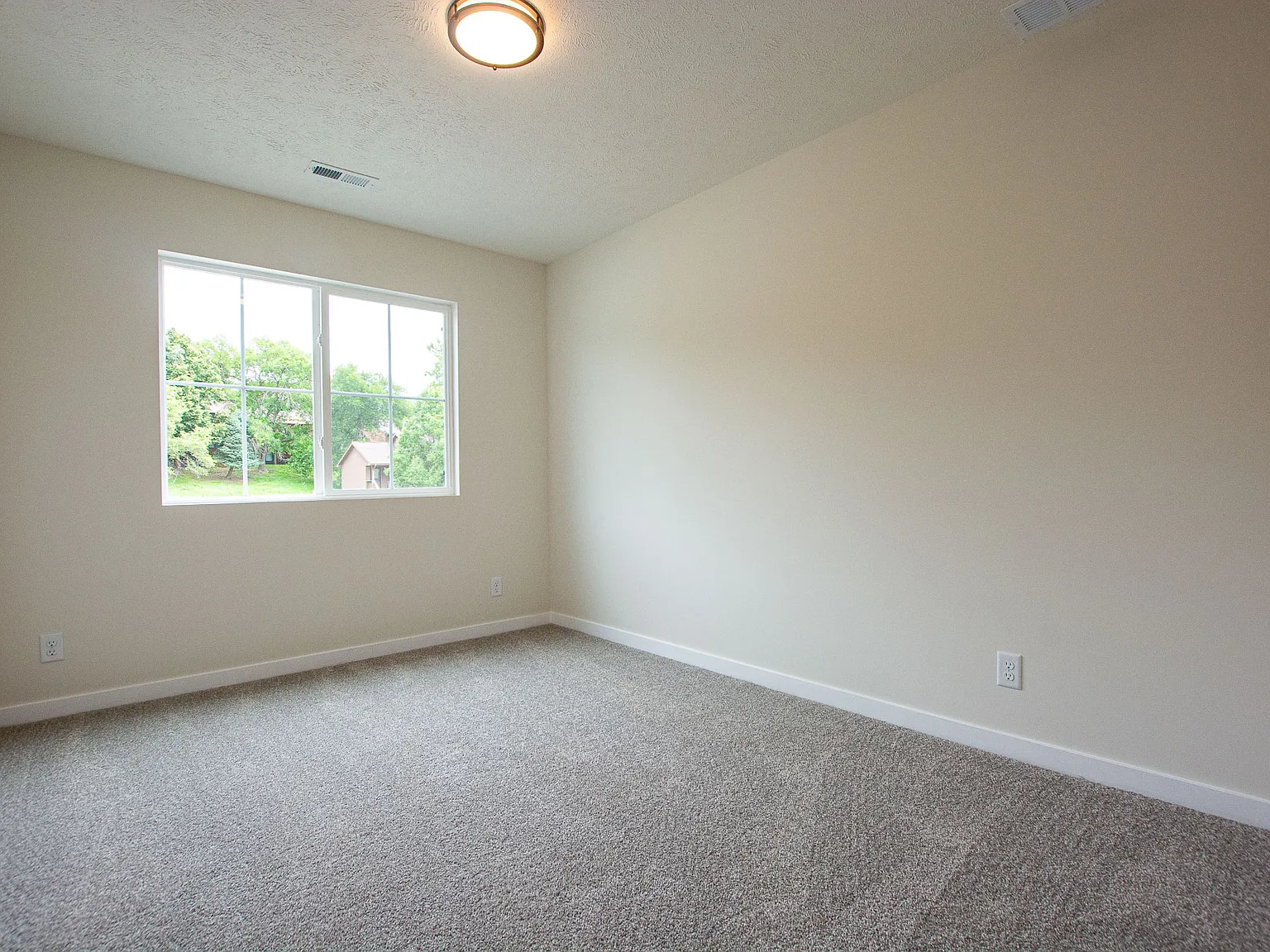 3 bed, 1857 sqft, $2,650 — Photo 2