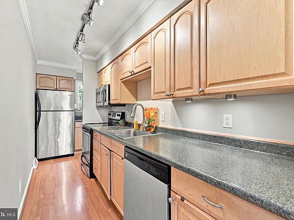 5th image of 668 Summit House