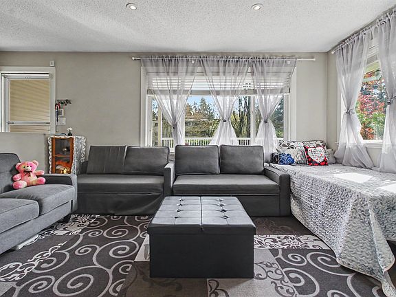 4th image of 13915 72nd Ave #101