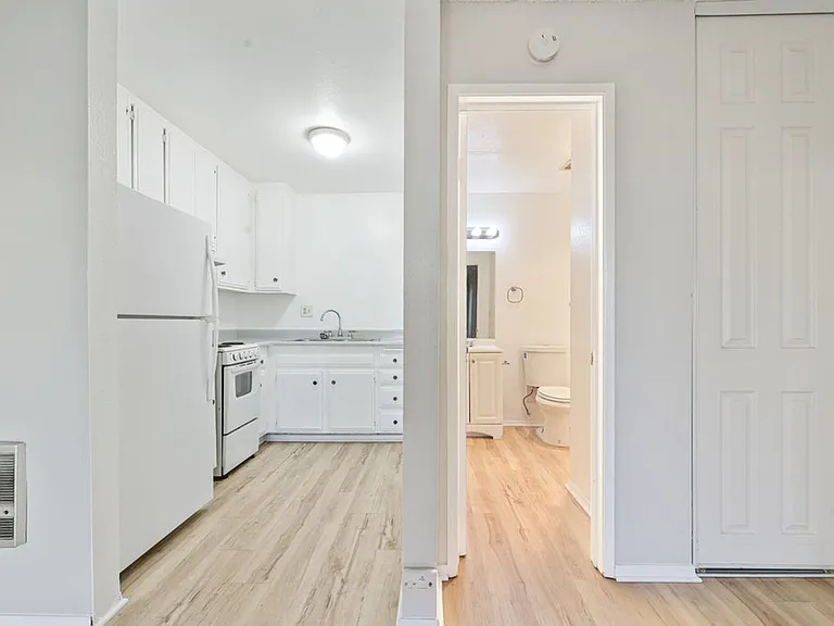2525 Broadway — Photo 30