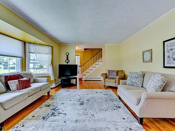 3rd image of 10 Thompson St