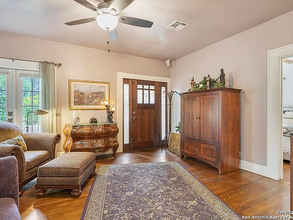 2nd image of 610 W Elsmere Pl