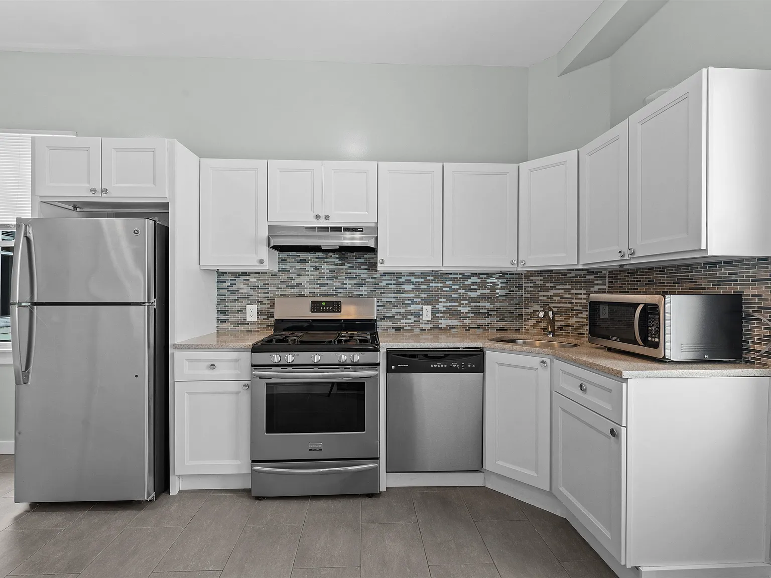 2 bed, 2.0 bath, 1000 sqft, $3,600 — Photo 3