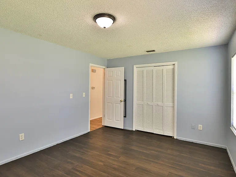 1404 Dexter Dr N — Photo 15