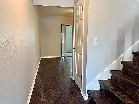3rd image of 3039 Abbey Ct