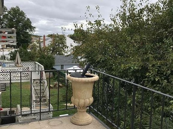 5th image of 148 Truman Ave #1