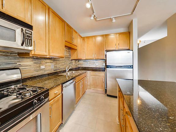 3rd image of 210 S Des Plaines St #907