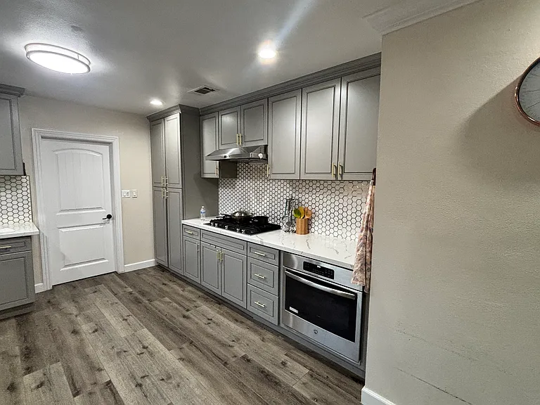 5444 Howard St — Photo 8