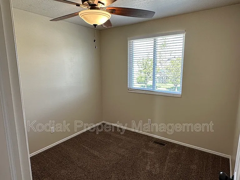 1941 Jenny Ln — Photo 8