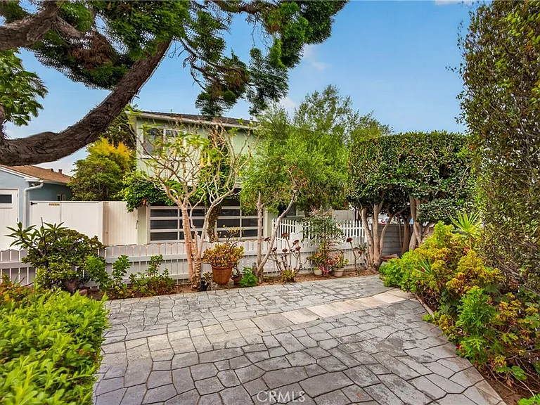581 Park Ave — Photo 22