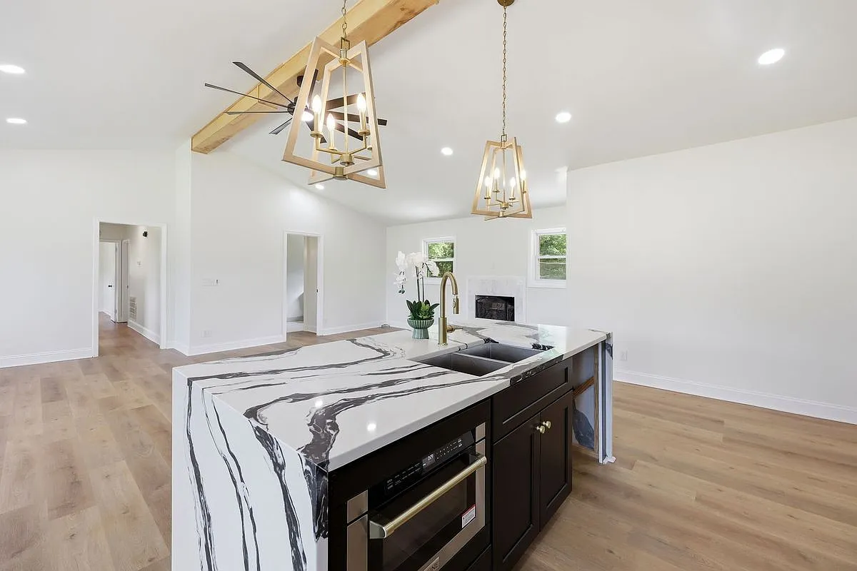 3 bed, 2.0 bath, 2819 sqft, $2,350 — Photo 4