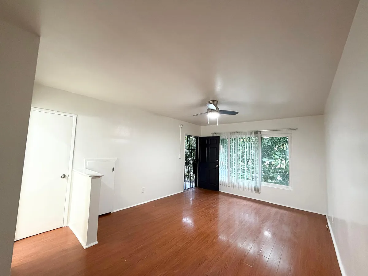 Building Photo - 4800 Beverly Blvd #3