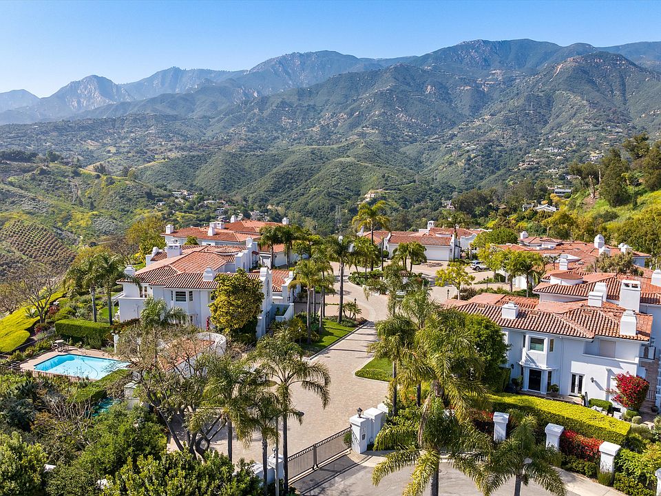 Small Private Gated Complex with Spectacular Views