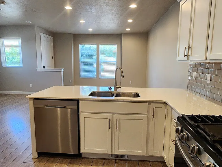 1255 N Main St — Photo 4