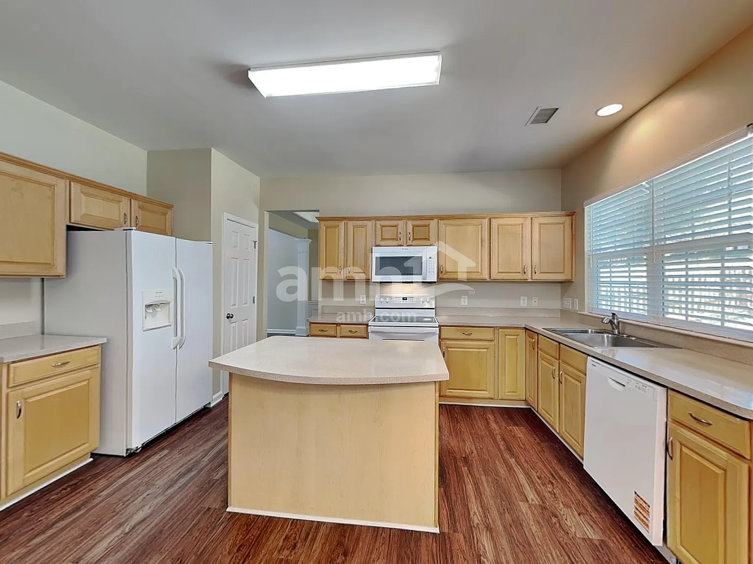 4 bed, 2.5 bath, 2476 sqft, $2,620 — Photo 3