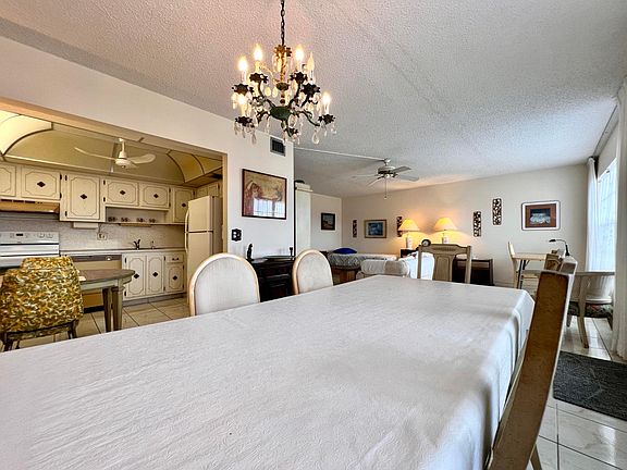 4th image of 313 Greenbrier B