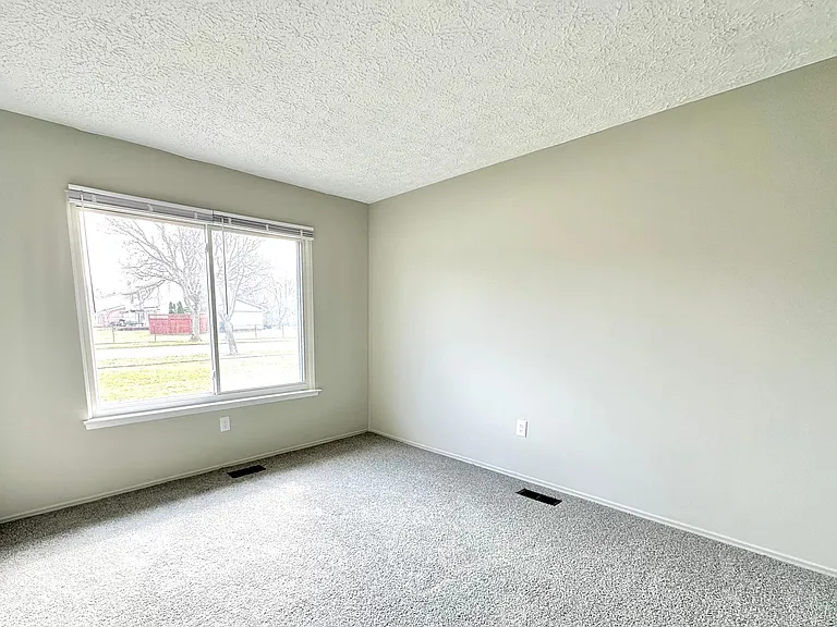 537 Randall Dr — Photo 10