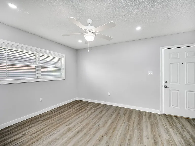 Greenbriar Villa Apartments — Photo 15