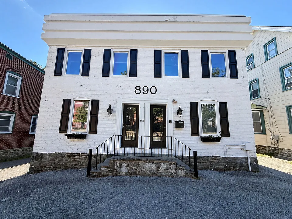 890 County Line Road, Bryn Mawr