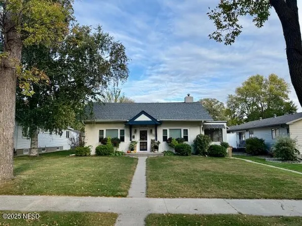 904 1st St NW, Watertown, SD 57201