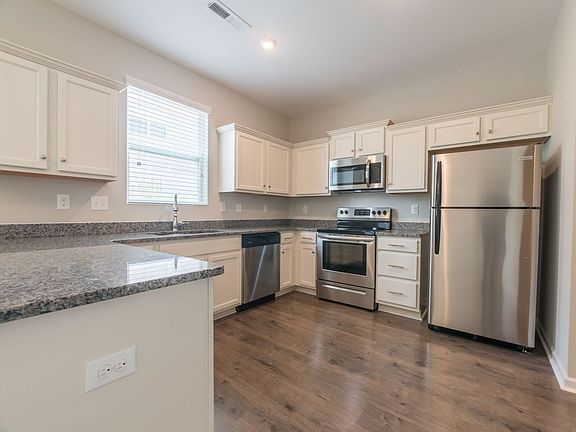 4th image of 535 Calen Ln