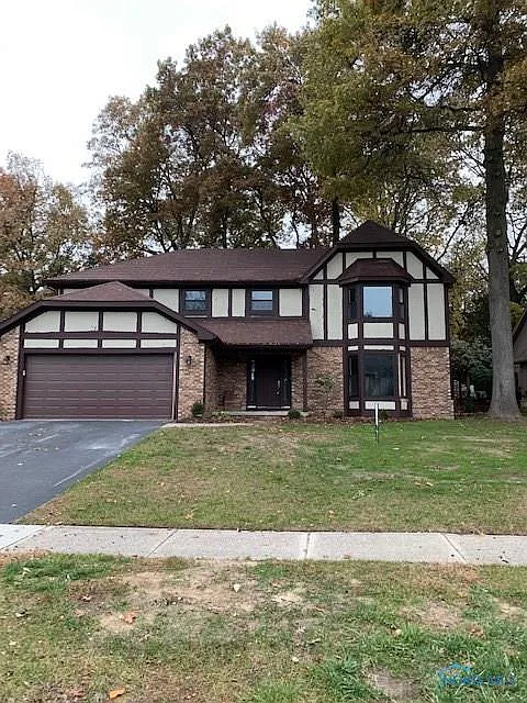 2705 Stoneleigh Dr photo 1