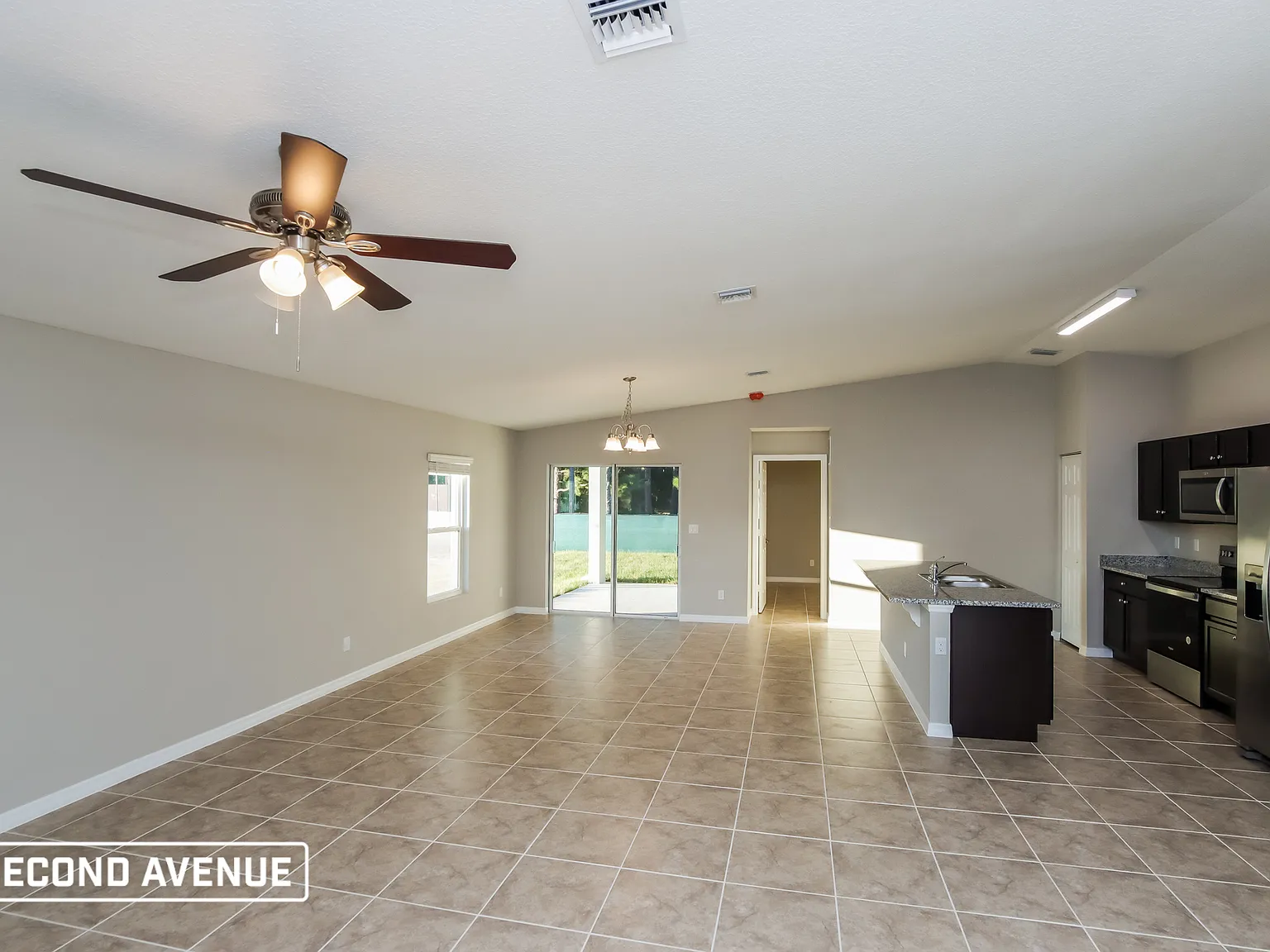4 bed, 2.0 bath, 1833 sqft, $2,223 — Photo 4