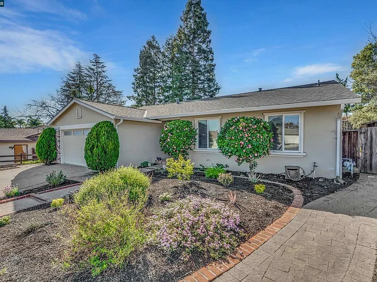2045 McMillan Ct — Photo 2