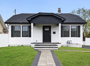 43 Robert St, Patchogue, NY 11772