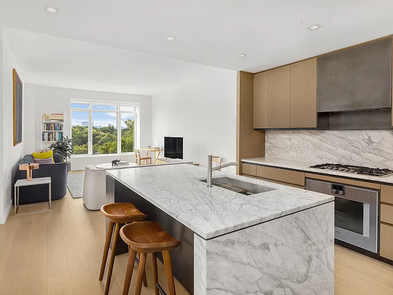 555 W 22nd St #5FW — Photo 3