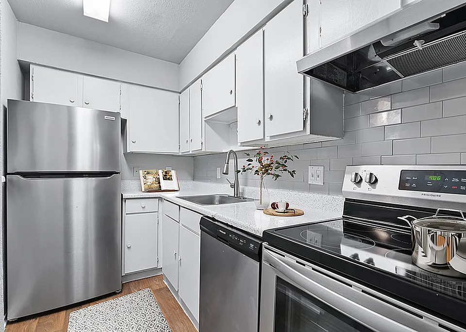 MacArthur Place at 183