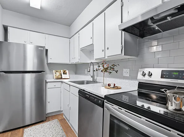 MacArthur Place at 183