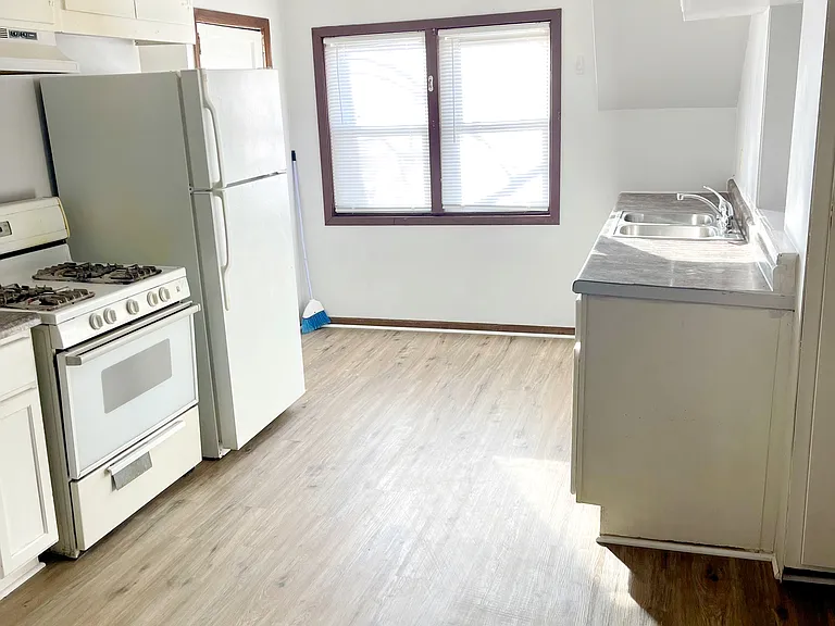 174 Acker St E #2 — Photo 2