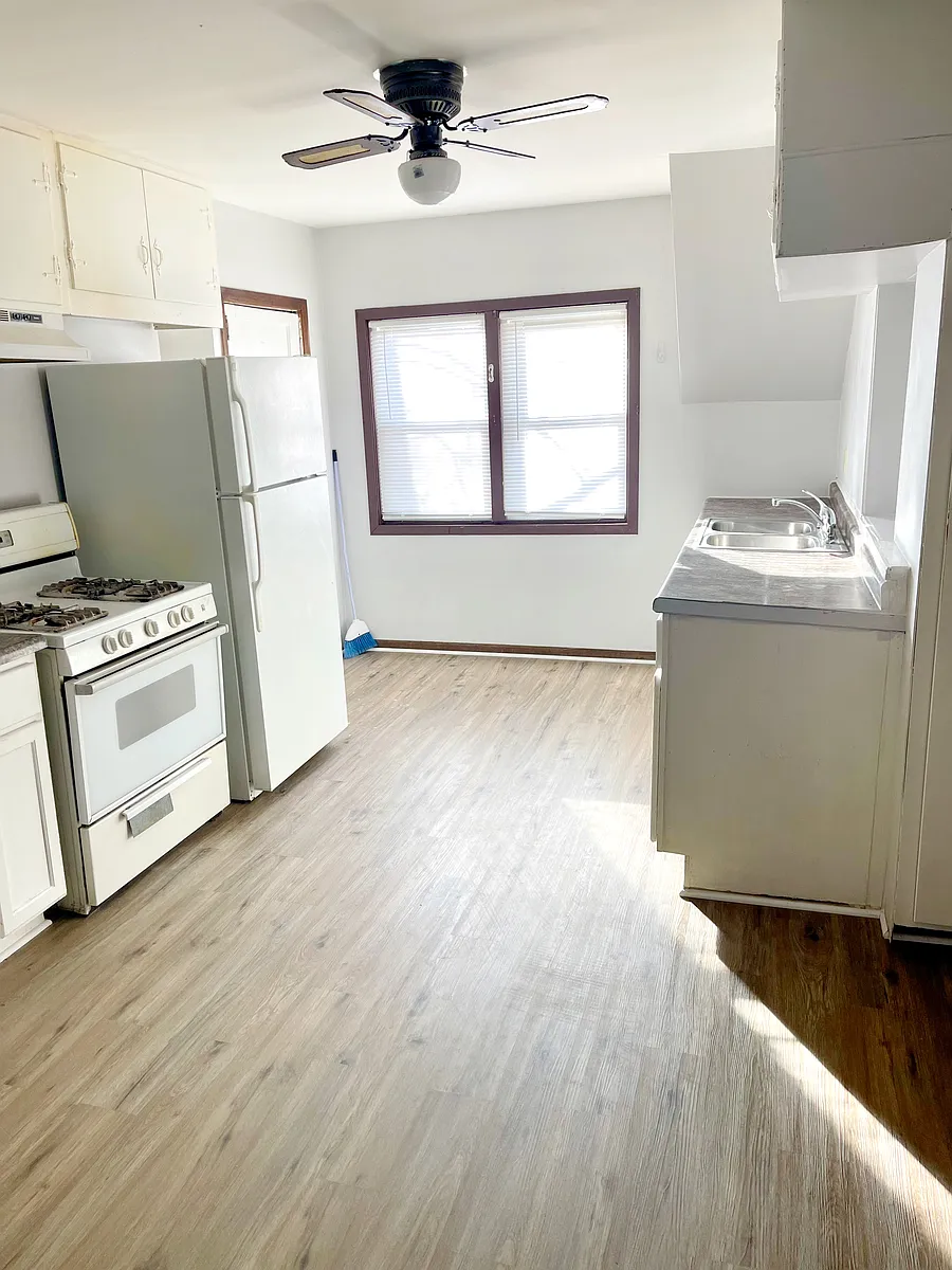 Building Photo - 174 Acker St E #2
